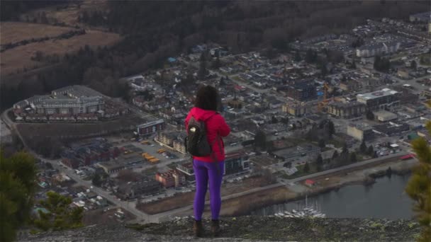 冒険的な女の子ピークの上にハイキング — ストック動画