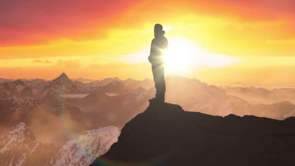 Magical Fantasia Aventura Composto de Homem Caminhadas no topo de uma montanha rochosa — Vídeo de Stock