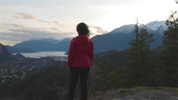 Przygoda Kobieta Wędrówki po kanadyjskich górach — Wideo stockowe