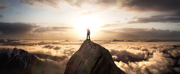 Varázslatos fantázia kaland Composite of Man Túrázás tetején egy sziklás hegy — Stock Fotó