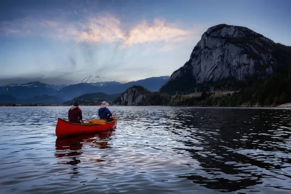 在独木舟上冒险的人们正在欣赏加拿大山区的风景 — 图库照片