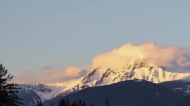 Kanada Dağları 'nın Bulutlarla kaplı Zaman Hızı Görünümü.