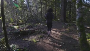 Yeşil Ormanda Koşan Kafkas Kadın Yolu