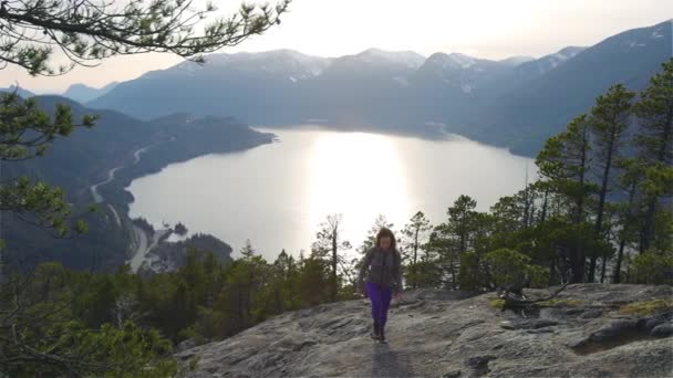 Chica aventurera Senderismo en la cima de un pico — Vídeo de stock