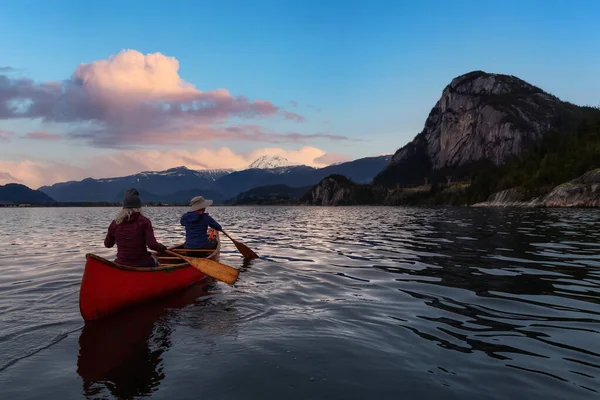 Abenteuerlustige Kanufahrer genießen die kanadische Berglandschaft — Stockfoto