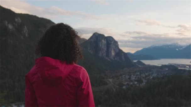 Женщина, совершающая пеший поход по канадским горам — стоковое видео