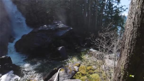 Agua que fluye alrededor de las rocas en la parte superior de Shannon Falls. — Vídeo de stock