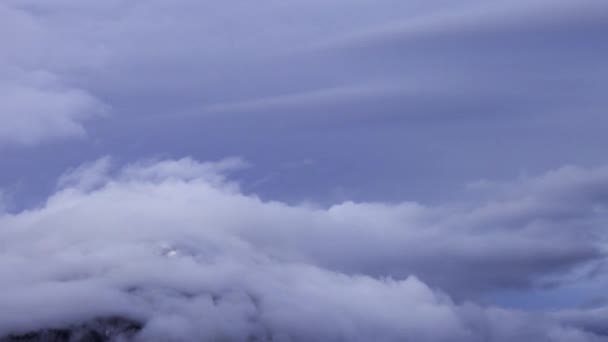 Time Lapse Widok Puffy Chmury nad kanadyjskim krajobrazem górskim. — Wideo stockowe