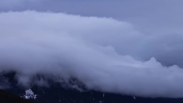 加拿大高山景观上的蓬松云彩的时光流逝视图. — 图库视频影像