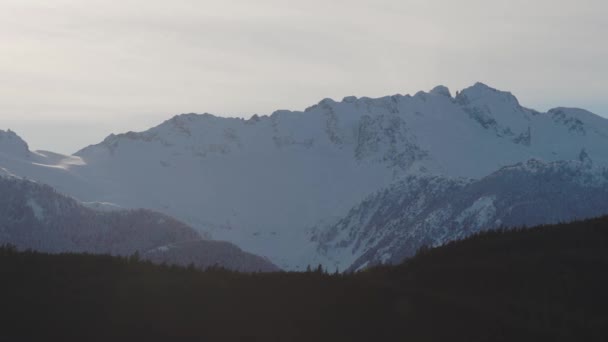 Vista panorámica del paisaje de montaña canadiense durante un día nublado de invierno — Vídeo de stock