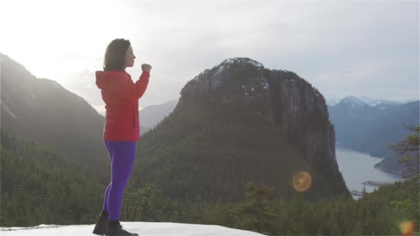 晴れた冬の夕日の間に山の中で冒険的な女の子のハイキング. — ストック動画