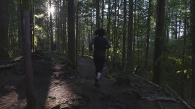 Yeşil Ormanda Koşan Kafkas Kadın Yolu