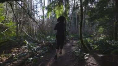 Yeşil Ormanda Koşan Kafkas Kadın Yolu