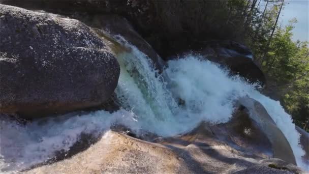 Agua que fluye alrededor de las rocas en la parte superior de Shannon Falls. — Vídeo de stock