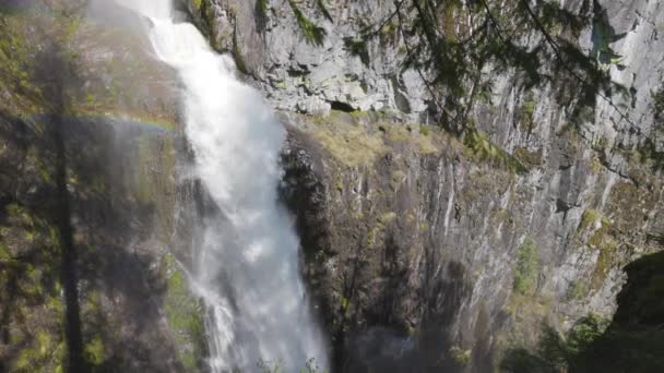 Cachoeira correndo por um desfiladeiro rochoso nas Montanhas Canadenses. — Vídeo de Stock