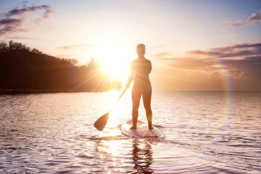 Pasifik Okyanusu 'nda kürek çeken maceraperest bir kız.