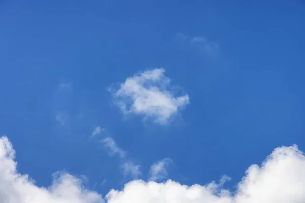 Vista de Cloudscape durante un colorido y soleado día de primavera. — Foto de Stock