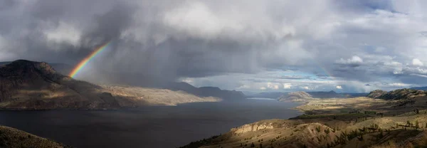 Kanada 'nın Çöl kenarındaki Dağ manzarası panoramik görünümü — Stok fotoğraf