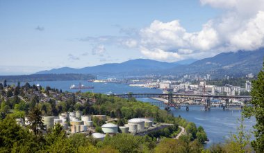 Güneşli bir bahar gününde Petrol Rafinerisi, İkinci Dar Köprü ve Şehir manzarası