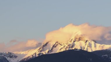 Kanada Dağları 'nın Bulutlarla kaplı Zaman Hızı Görünümü.