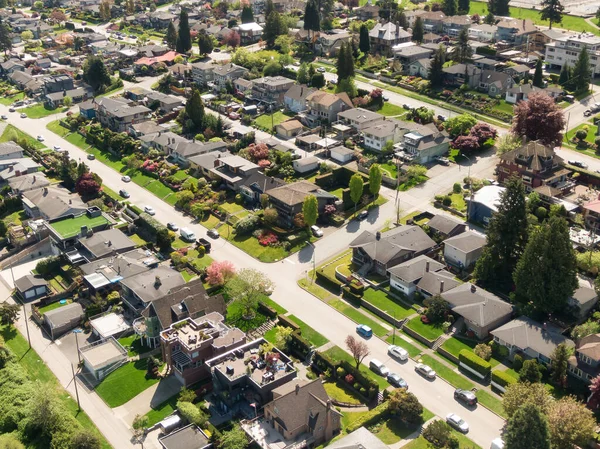 Vista aérea desde arriba de las casas residenciales en la ciudad suburbana moderna —  Fotos de Stock