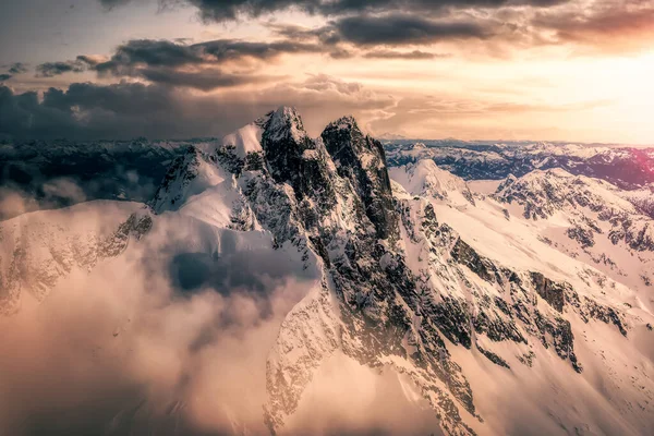 Panoramisch uitzicht op een meer in het Canadese landschap — Stockfoto