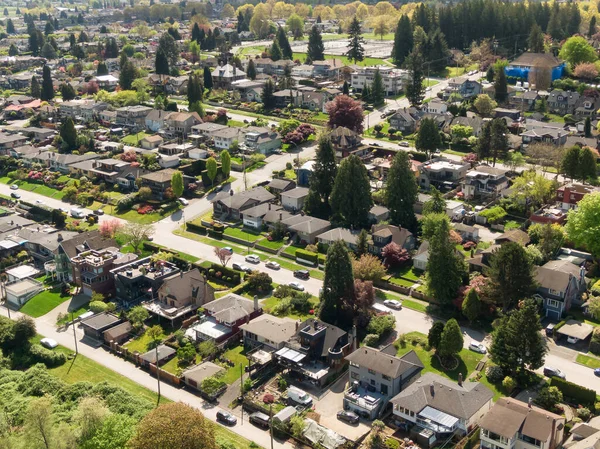 Vista aérea de cima de casas residenciais na cidade suburbana moderna — Fotografia de Stock