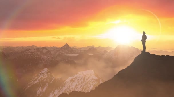 Magical Fantasy Adventure Composite of Man Turistika na vrcholu skalnaté hory — Stock video
