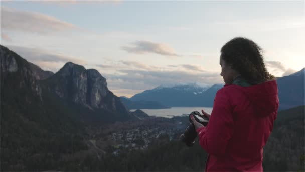 探险旅行摄影师在山上远足 — 图库视频影像