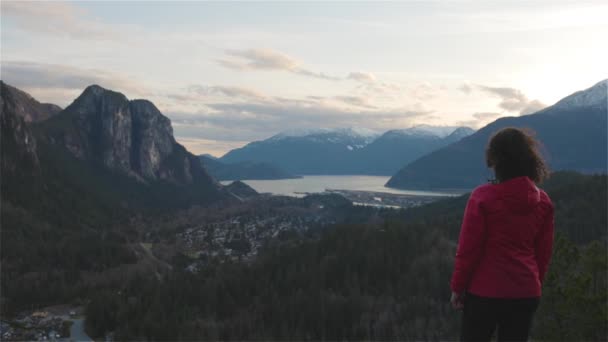 Avventura Donna Escursioni sulle montagne canadesi — Video Stock