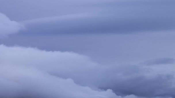 캐나다 산 풍경 위에 떠 있는 솜털 구름에 대한 타임 랩스의 전망. — 비디오