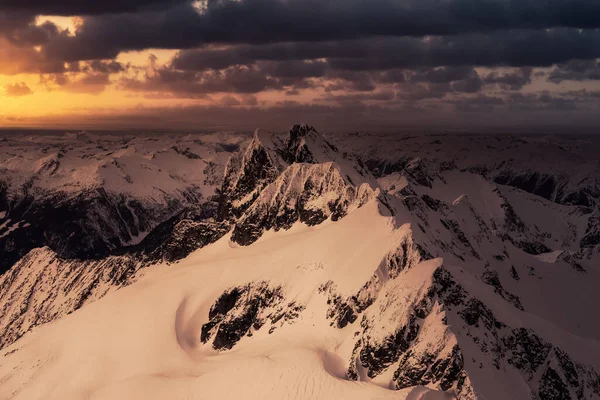 Luchtfoto vanuit vliegtuig van Blue Snow Covered Canadian Mountain Landscape — Stockfoto