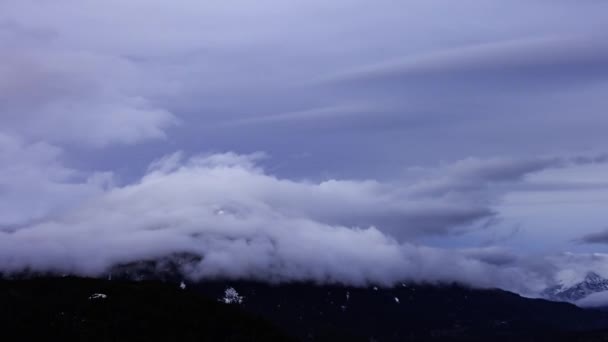 Time Lapse Vista de nubes hinchadas sobre el paisaje montañoso canadiense. — Vídeo de stock