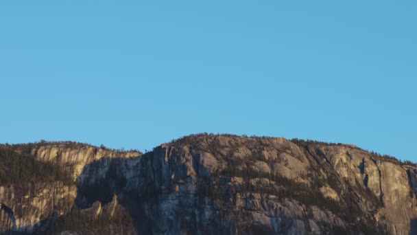 Uitzicht op de Chief Mountain vanuit een klein toeristisch stadje. — Stockvideo