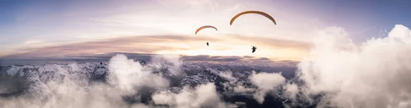 Imagem composta de aventura de Parapente Voando no alto das Montanhas Rochosas — Fotografia de Stock