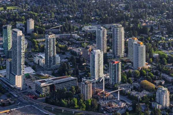 Luftaufnahme aus einem Flugzeug von Surrey Central Mall und Wohnhäusern. — Stockfoto