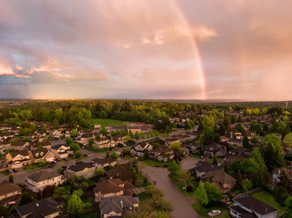 Vista de un barrio suburbano durante una vibrante y colorida puesta de sol — Foto de Stock