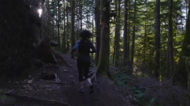 Yeşil Ormanda Koşan Kafkas Kadın Yolu