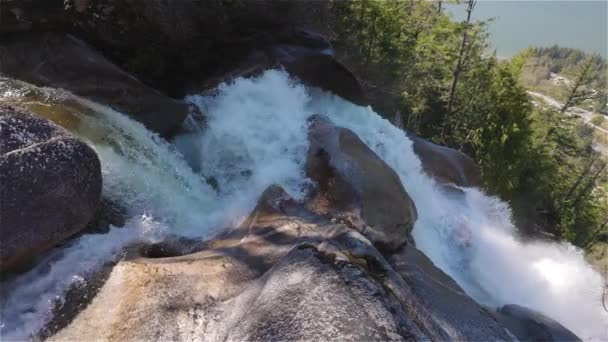 Flowing water around the rocks on top of Shannon Falls. — Stock Video