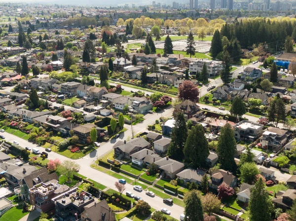 Vista aérea de cima de casas residenciais na cidade suburbana moderna — Fotografia de Stock