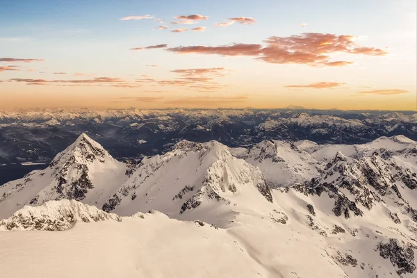 Veduta aerea dall'aereo di Blue Snow Covered Canadian Mountain Landscape — Foto Stock