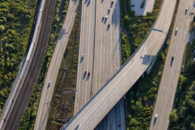 Trans-Kanada Otoyolu 'ndaki bir kavşakta bulunan bir uçaktan hava görüntüsü.