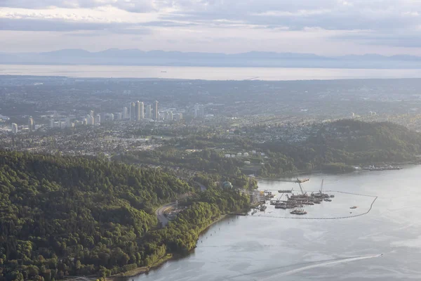 Vista aérea da indústria de refinaria de petróleo em Port Moody — Fotografia de Stock