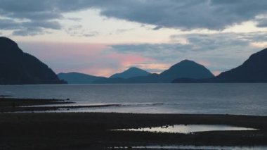 Kanada Dağlarının Güzel Panoramik Manzarası