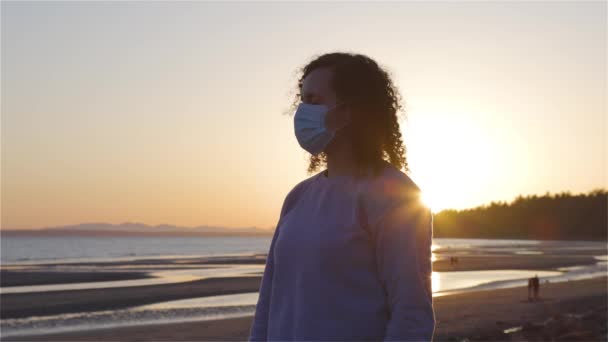 Blanco Caucásico Edad Media Mujer fuera en la playa quitándose la máscara facial — Vídeos de Stock