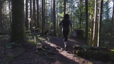 Yeşil Ormanda Koşan Kafkas Kadın Yolu