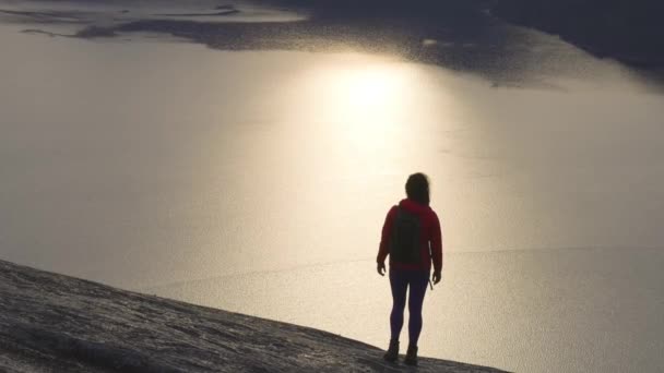 Abenteuerliches Mädchen wandert auf einem Gipfel — Stockvideo