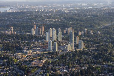 Modern bir kentteki konut ve binaların uçak görüntüsü.