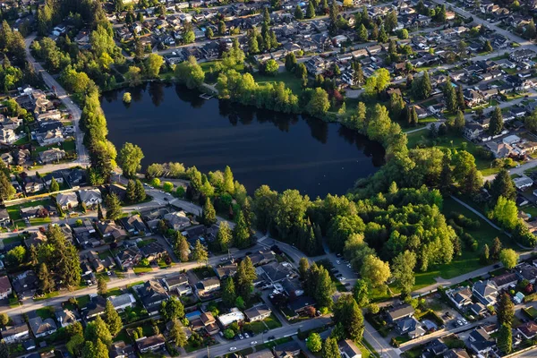 Vista aérea desde un avión de casas residenciales en Coquitlam —  Fotos de Stock