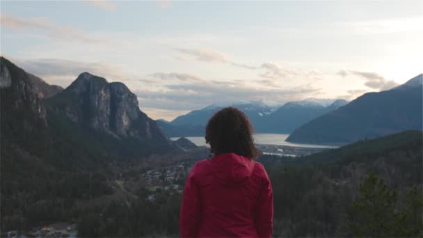 Aventure Femme Randonnée dans les montagnes canadiennes — Video